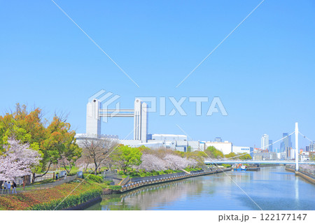 春の愛知県名古屋市、満開の桜と名古屋国際会議場の風景 春の愛知県名古屋市、満開の桜と名古屋国際会議場の風景 122177147
