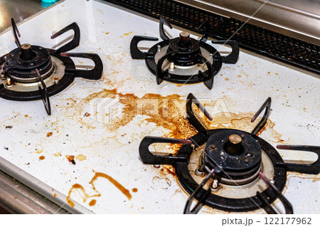 汚れたキッチン　ガスコンロ 122177962