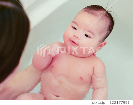 お風呂に入る赤ちゃんとお母さん お風呂に入る赤ちゃんとお母さん 122177991