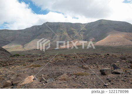 Mountains in area of Famara, Lanzarote, Spain.. 122178096