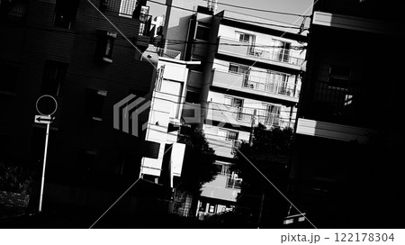 モノクロームの街並み 122178304