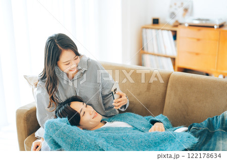 膝枕をする若いカップル 膝枕をする若いカップル 122178634