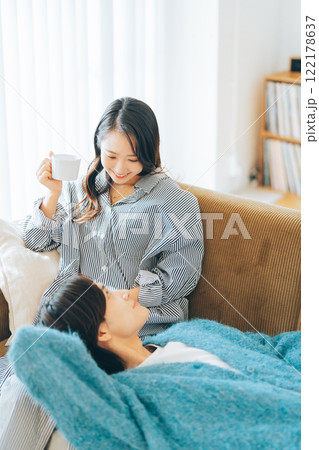 膝枕をする若いカップル 膝枕をする若いカップル 122178637