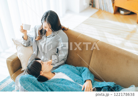 膝枕をする若いカップル 膝枕をする若いカップル 122178638