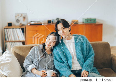 一緒に音楽を聴く若いカップル 122178901