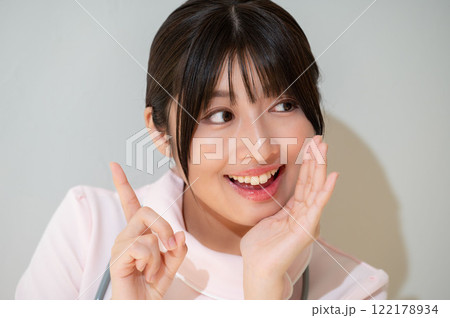 囁く日本人女性スタッフ 囁く日本人女性スタッフ 122178934