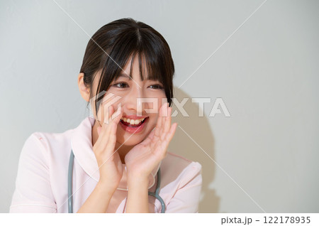 囁く日本人女性スタッフ 囁く日本人女性スタッフ 122178935