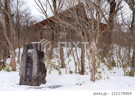 雪が積もる冬の那須平成の森 栃木県那須町 雪が積もる冬の那須平成の森 栃木県那須町 122179064