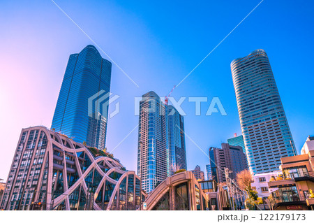 日本の東京都市景観 新時代へ…(外国人観光客らで賑わう)麻布台ヒルズなどを望む＝令和7年1月18日 122179173