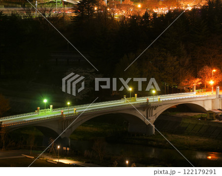 広瀬川に架かる大橋の夜景（宮城県仙台市） 122179291