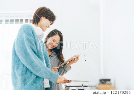 一緒にレコードを聴く若いカップル 一緒にレコードを聴く若いカップル 122179296