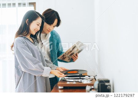 一緒にレコードを聴く若いカップル 122179297