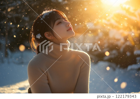 雪降る森で微笑む美しい日本人女性と木漏れ日-実写スタイル- 122179343