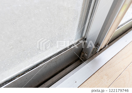 サッシのゴムパッキンのカビ汚れの掃除イメージ サッシのゴムパッキンのカビ汚れの掃除イメージ 122179746