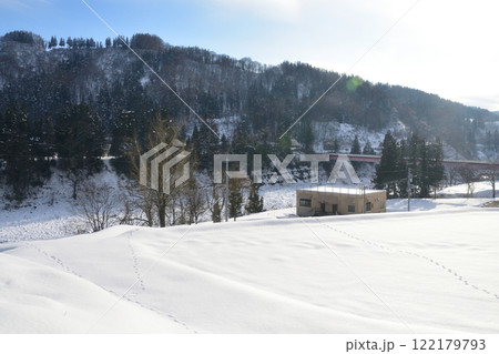 JR東日本飯山線の越後鹿渡駅から森宮野原駅の風景(2022年12月) 122179793