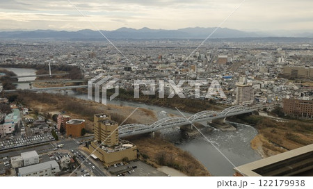 群馬県庁展望ホールから見た前橋市を中心とした風景、利根川にかかる群馬大橋と鉄橋を渡る両毛線の電車 122179938