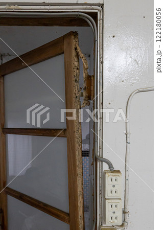 シロアリ被害でぼろぼろになって壊れている扉のつがい部分 壊れた建物 シロアリ被害でぼろぼろになって壊れている扉のつがい部分 壊れた建物 122180056