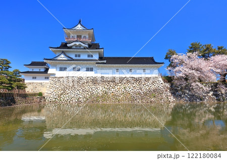 【富山県】シンメトリーな富山城天守閣と満開の桜 【富山県】シンメトリーな富山城天守閣と満開の桜 122180084