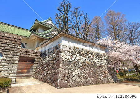 【富山県】快晴の富山市佐藤記念美術館と満開の桜 122180090