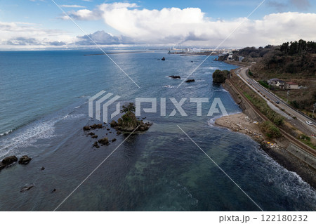 雨晴海岸・女岩と立山連峰(ドローンによる空撮) 雨晴海岸・女岩と立山連峰(ドローンによる空撮) 122180232