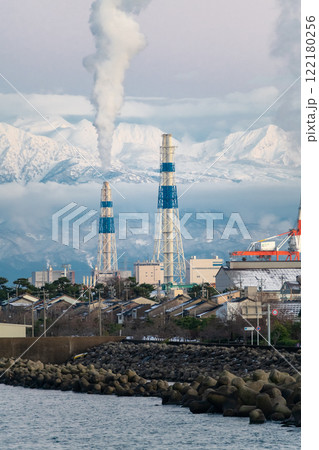 富山新港火力発電所と剱岳 122180256