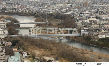 群馬県庁展望ホールから見た、利根川にかかる鉄橋を渡る両毛線の電車 群馬県庁展望ホールから見た、利根川にかかる鉄橋を渡る両毛線の電車 122180566