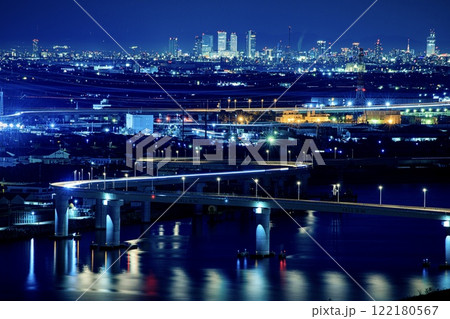 四日市市、いなばポートラインと名古屋駅のビル群の夜景 四日市市、いなばポートラインと名古屋駅のビル群の夜景 122180567