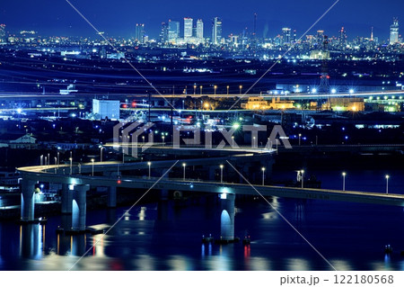 四日市市、いなばポートラインと名古屋駅のビル群の夜景 四日市市、いなばポートラインと名古屋駅のビル群の夜景 122180568