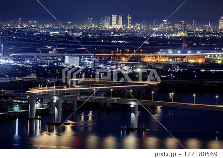 四日市市、いなばポートラインと名古屋駅のビル群の夜景 122180569