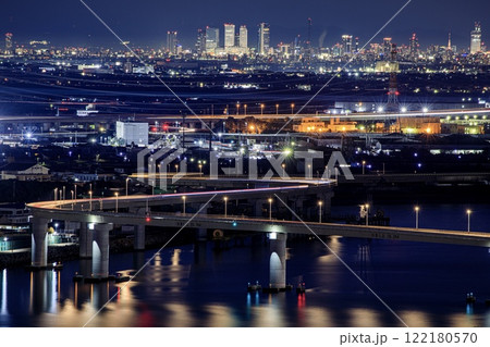 四日市市、いなばポートラインと名古屋駅のビル群の夜景 四日市市、いなばポートラインと名古屋駅のビル群の夜景 122180570