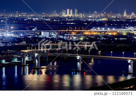 四日市市、いなばポートラインと名古屋駅のビル群の夜景 122180571