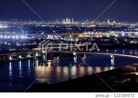 四日市市、いなばポートラインと名古屋駅のビル群の夜景 122180572