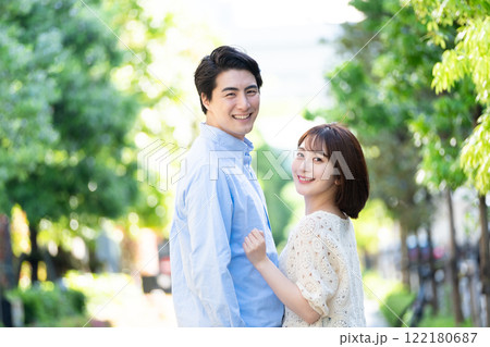 カップル　新生活イメージ 122180687