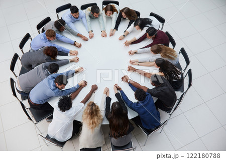 Businessmen and women in meeting at large round table, elevated view 122180788