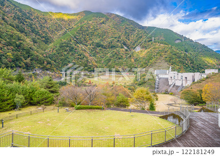 秋の川根本町の長島ダムふれあい会館から見た長島ダムと山の紅葉の風景(静岡県) 秋の川根本町の長島ダムふれあい会館から見た長島ダムと山の紅葉の風景(静岡県) 122181249