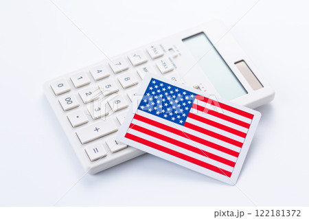 アメリカ国旗と電卓 122181372