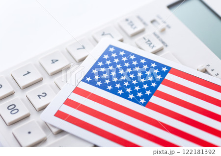 アメリカ国旗と電卓 122181392