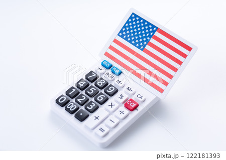 アメリカ国旗と電卓 122181393