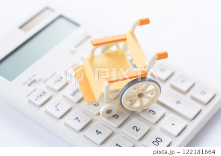 車椅子と電卓 122181664