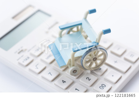 車椅子と電卓 122181665