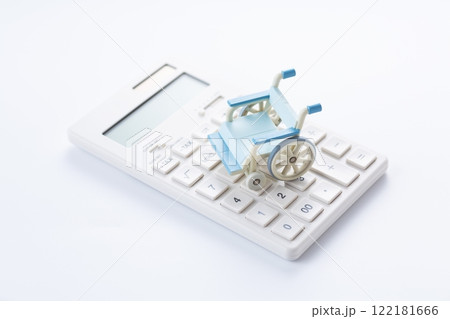 車椅子と電卓 車椅子と電卓 122181666