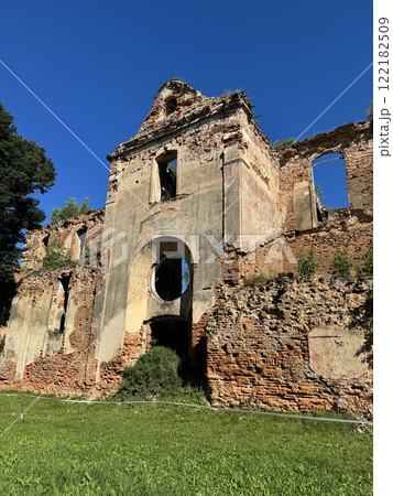 Historic Ruins of an Ancient Brick Structure in Daylight Historic Ruins of an Ancient Brick Structure in Daylight 122182509