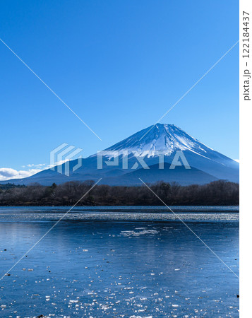 凍った精進湖と富士山の絶景 122184437