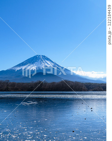 凍った精進湖と富士山の絶景 122184439