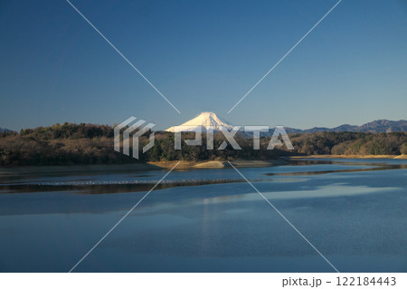 青空の冬の狭山湖堰堤から見る湖面と富士山 122184443