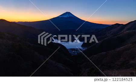 （山梨県）三方分山から見る朝焼けの富士山と精進湖の絶景 122184525