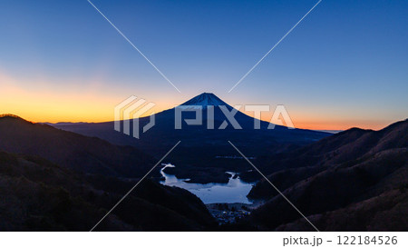 （山梨県）三方分山から見る朝焼けの富士山と精進湖の絶景 122184526