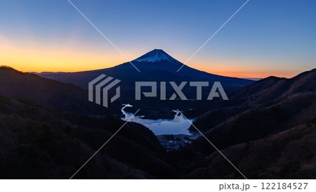 （山梨県）三方分山から見る朝焼けの富士山と精進湖の絶景 122184527