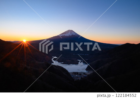 三方分山から見る富士山と御来光・精進湖の絶景 三方分山から見る富士山と御来光・精進湖の絶景 122184552