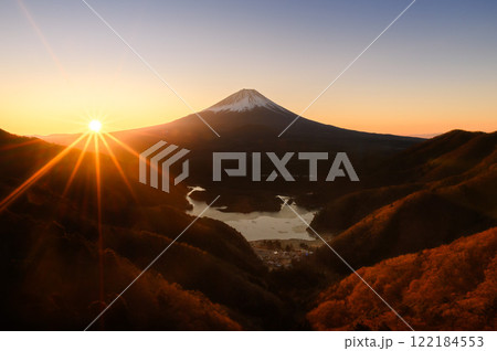 三方分山から見る富士山と御来光・精進湖の絶景 三方分山から見る富士山と御来光・精進湖の絶景 122184553